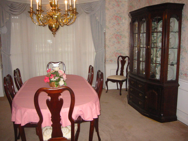 Dining room clean and clear of boxes